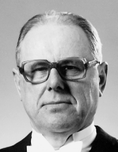 Varatuomari ja vanhempi oikeusneuvosmies Toivo Haukio oli loosi Henrikin perustajajäsen