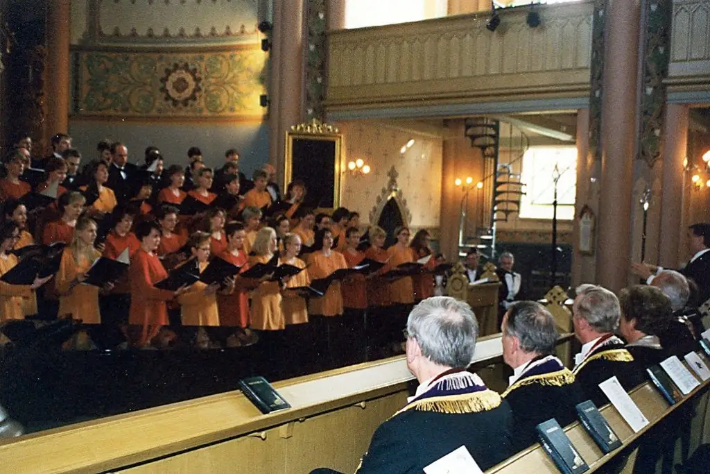 Sekakuoro Tempori johtajanaan Ognian Vassilev lauloi Keski-Porin kirkossa Suomalaisen rukouksen